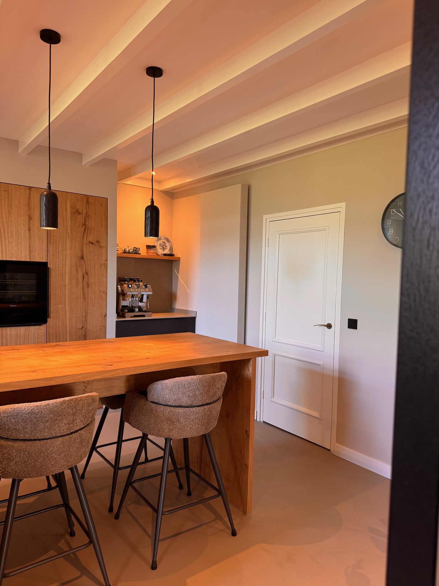 Ontbijtbar met houten counter en hanglampen