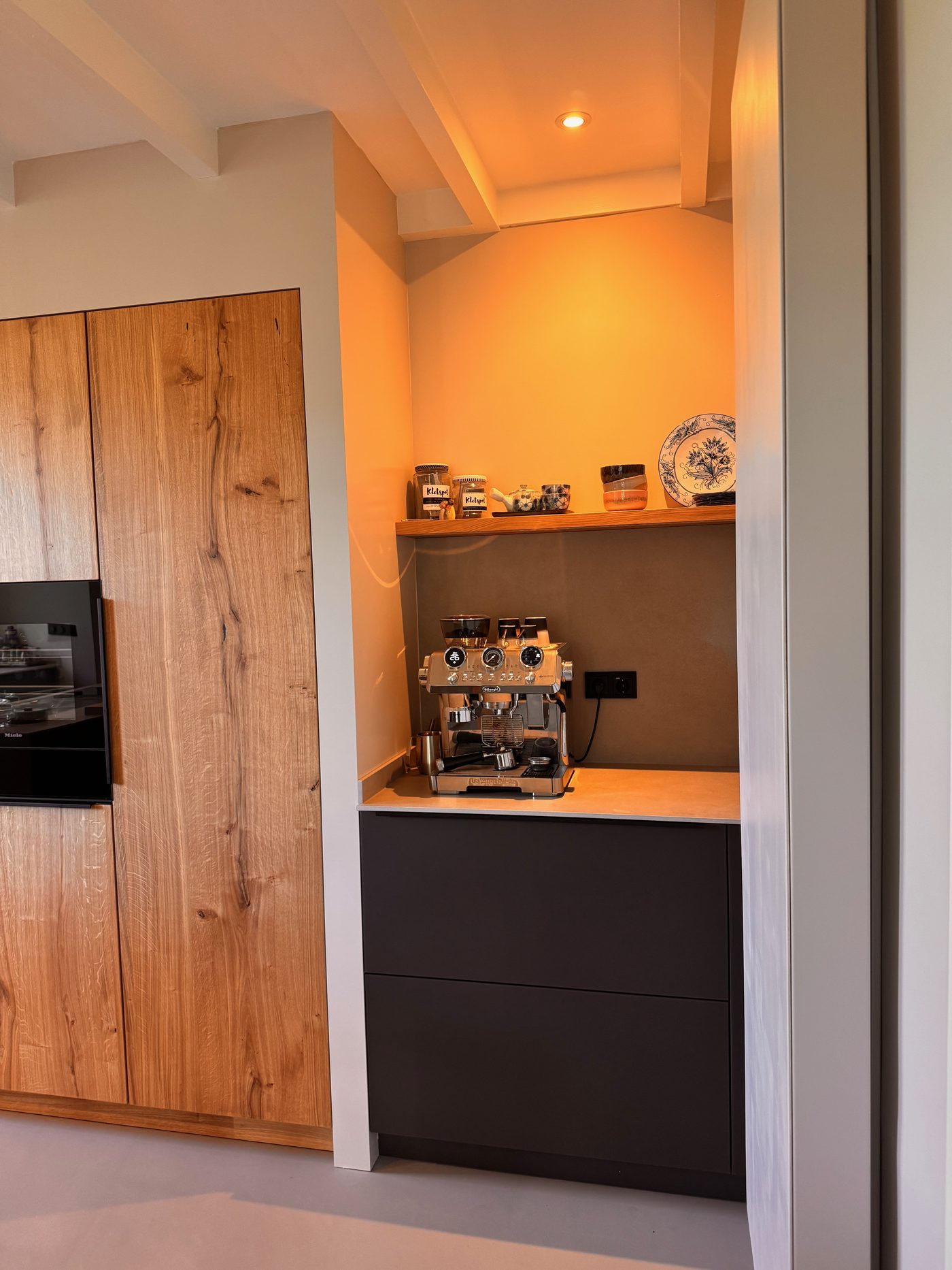 Espressohoek met houten kast en blauwe schaal