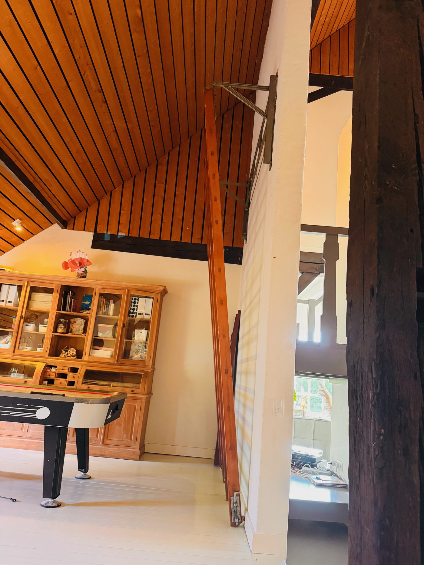 Mezzanine met donker houten kapconstructie en draagbalk